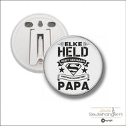 Button Met Clip 58 MM - Elke Held Heeft Een Naam - Papa