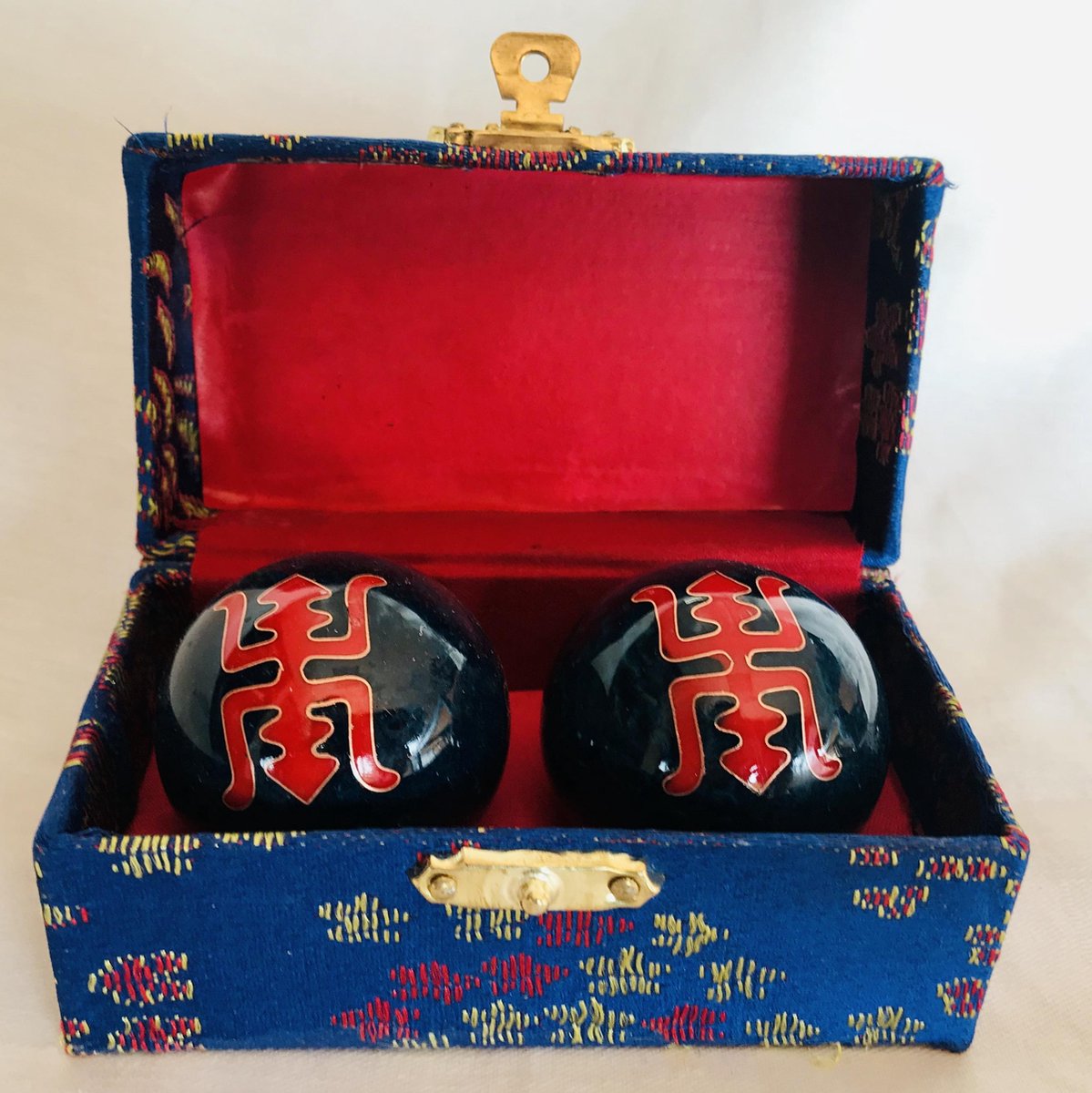 Meridiaankogels met blouwe lang leven  motief 4cm van cloisonne (een techniek van emailleren)