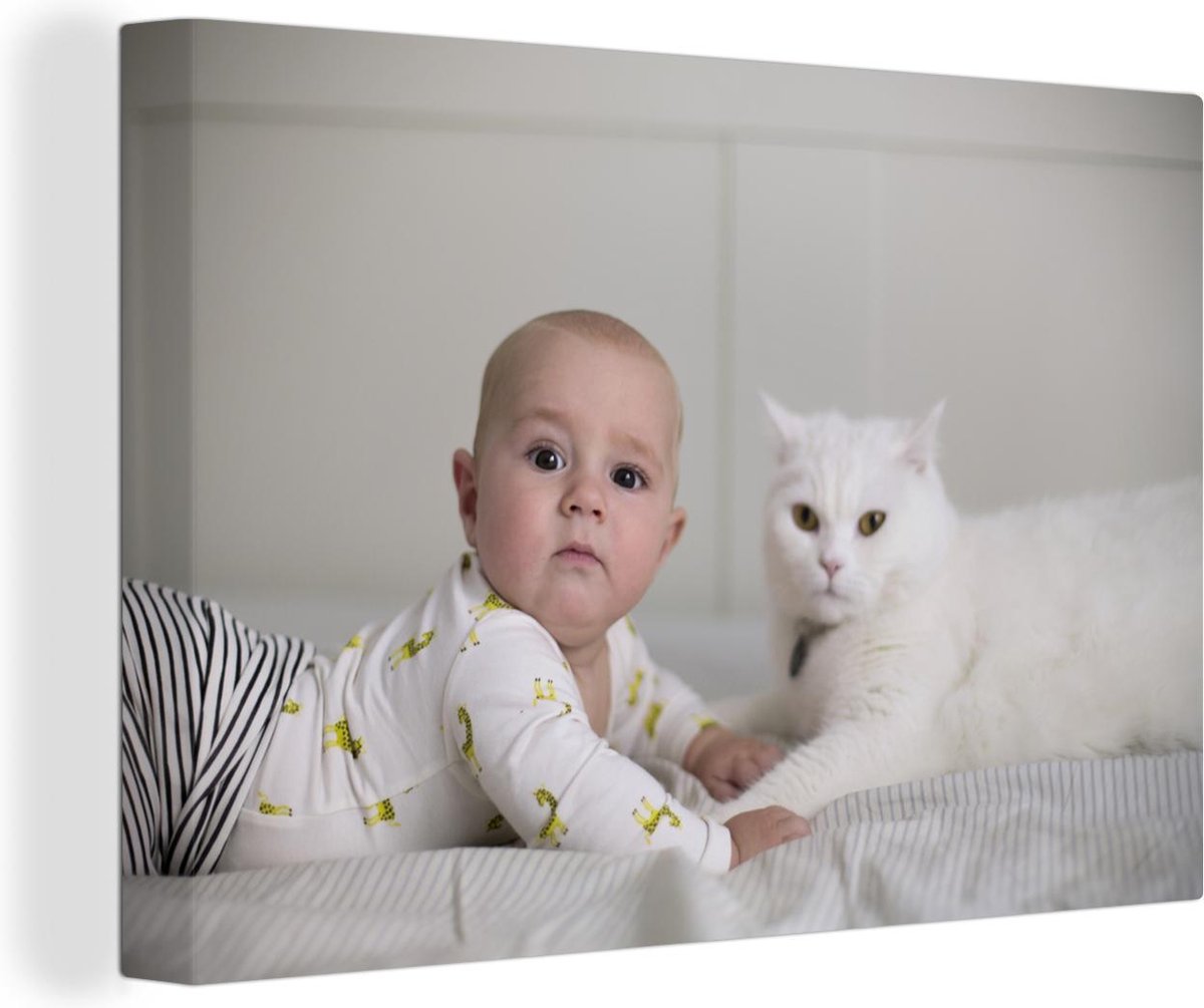 Canvas Schilderijen - Baby en kat kijkend naar de camera - 30x20 cm - Wanddecoratie