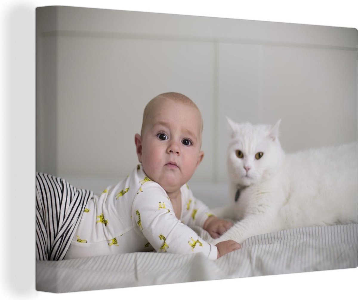 Canvas Schilderijen - Baby en kat kijkend naar de camera - 120x80 cm - Wanddecoratie