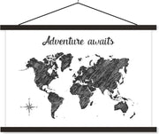 Schoolplaat - Wereldkaart - Quote - Adventure Awaits - 60x40 cm - Zwarte latten