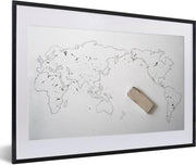 Poster met lijst Gum - Handgetekende wereldkaart met gum - fotolijst zwart - 60x40 cm - Poster met lijst