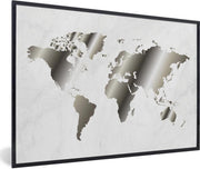 Zwart-wit beeld van een wereldkaart met marmeren achtergrond fotolijst zwart 60x40 cm