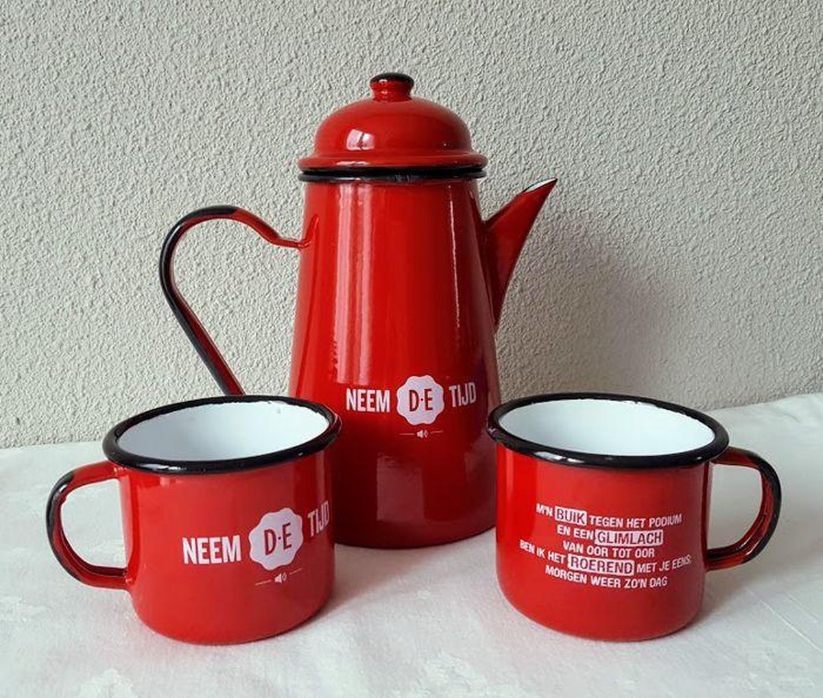 Koffiekan en twee mokken