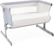 Chicco - Co-Sleeper Next2Me - Aanschuifwieg voor Baby - Instelbare Hoogte - Veilige Installatie - Babybed Inclusief Matras - Grijs