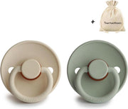 FRIGG | Fopspeen Duo | T1 | 0-6 maanden | Classic | Natuurrubber | Sage + Sandstone | Met YOURMUSTHAVES speenzakje