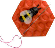 NEEDLEMINDER BIJTJE (HANDGEMAAKT) - (3 x 3.5 cm) - NAALDMAGNEET WONDERLAND