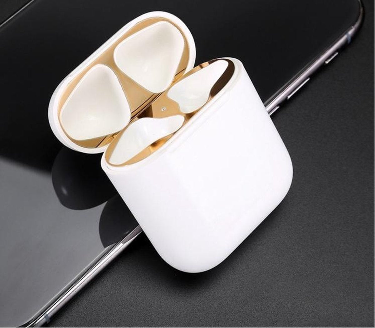 Metalen sticker geschikt voor Airpods - Accessoire voor Airpods - Anti magnetisch stof - Vuil bescherming - Goud set van 2 stuks