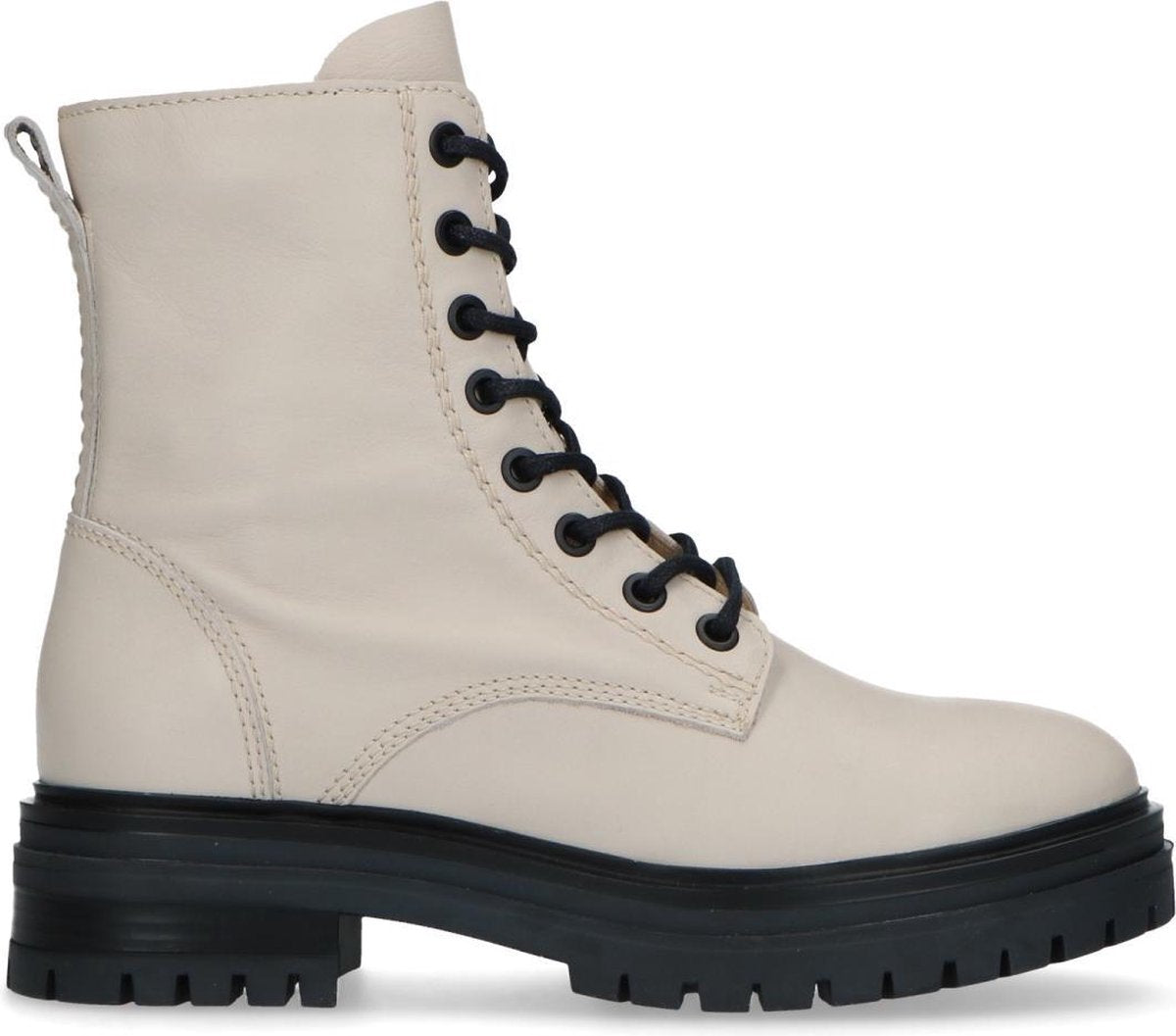 Manfield - Dames - Beige veterlaarsjes met zwarte zool - Maat 40
