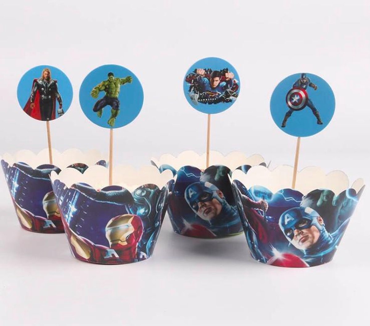 ProductGoods - 12 Stuks Avengers Mini Cupcake Bakjes + 12 Cupcake Avengers Versiering - Kinderen - Kinderfeestje - Party - Taart Decoraties - Verjaardag Decoratie - Happy Birthday - Avengers - Marvel - Omslagen - Omslag - mini cupcake vormpjes