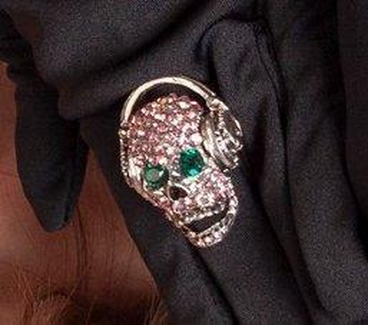 Ring doodskop met koptelefoon roze