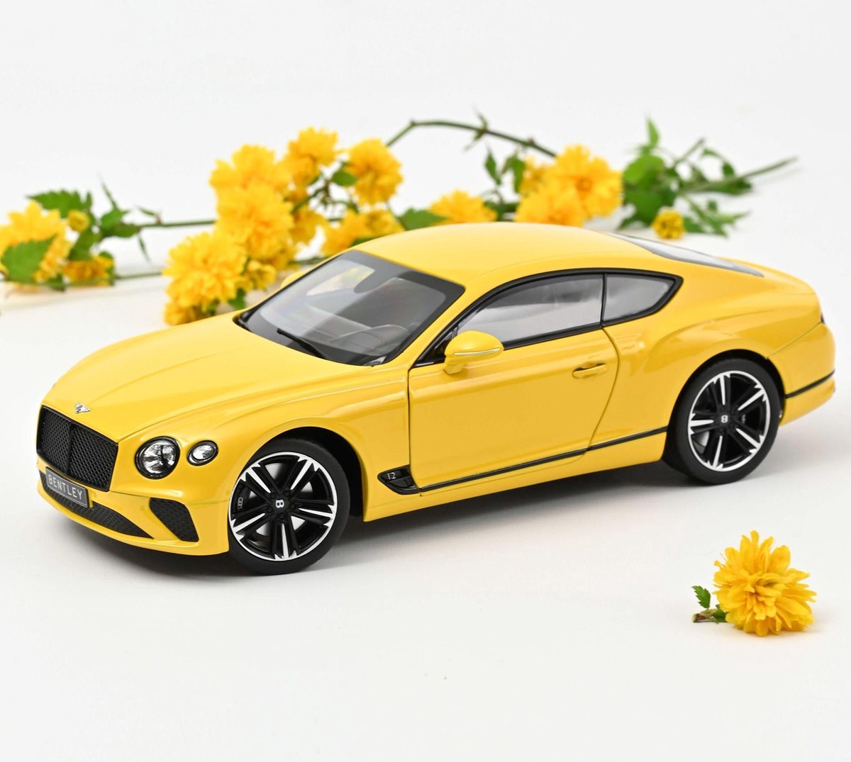 Bentley Continental GT 2018 (Geel) (30 cm) 1/18 Norev - Modelauto - Schaalmodel - Model auto - Miniatuurauto - Miniatuur autos