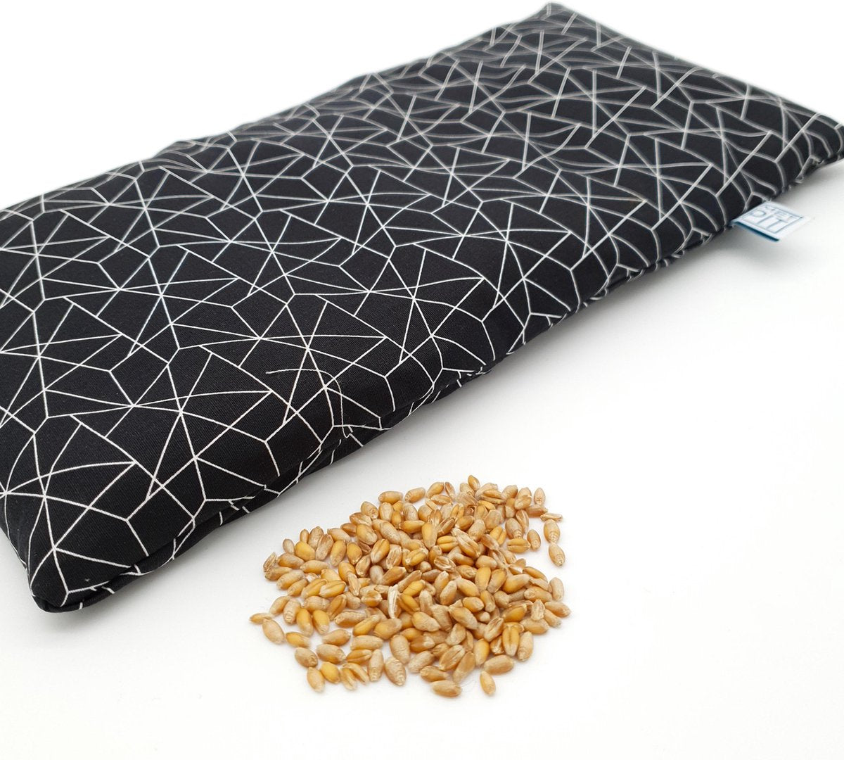 Pittenzak Met Pit! – Vulling met zachtere tarwe ᯽ wasbare hoes – made in NL – tevens coldpack ❄ Zwart wit grafisch