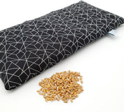 Pittenzak Met Pit! – Vulling met zachtere tarwe ᯽ wasbare hoes – made in NL – tevens coldpack ❄ Zwart wit grafisch