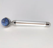 Vibrerende Jade massage roller met echte Lapis lazuli edelsteen voor de fijne lijntjes rondom je ogen en mondhoekje