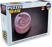 Puzzel Gel 500 stukjes - Roze gel in een pot op een zwarte achtergrond