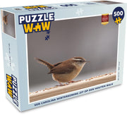 Puzzel 500 stukjes Carolina winterkoning - Een carolina winterkoning zit op een houten balk  - PuzzleWow heeft +100000 puzzels