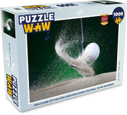 Puzzel 1000 stukjes volwassenen Golfen 1000 stukjes - Een close-up van een weggeslagen golfbal in de bunker  - PuzzleWow heeft +100000 puzzels