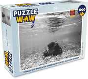 Puzzel 1000 stukjes volwassenen Glover’s Reef 1000 stukjes - Zwart wit foto van onderwater bij Glover’s Reef  - PuzzleWow heeft +100000 puzzels