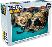 Puzzel 1000 stukjes volwassenen Carnaval 1000 stukjes - Een verzameling carnaval-maskers weergegeven op een blauwe tafel  - PuzzleWow heeft +100000 puzzels