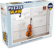 Puzzel 1000 stukjes volwassenen Cello 1000 stukjes - Een cello tegen een witte muur  - PuzzleWow heeft +100000 puzzels