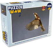 Puzzel 1000 stukjes volwassenen Huismus 1000 stukjes - Een vrouwelijke huismus spreidt haar vleugels met een prooi in haar bek  - PuzzleWow heeft +100000 puzzels