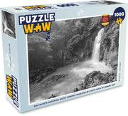 Puzzel 1000 stukjes volwassenen Uitsnede Costa Rica 1000 stukjes - Rio Celeste waterval bij de Tenoria Vulkaan in Costa Rica in zwart wit  - PuzzleWow heeft +100000 puzzels