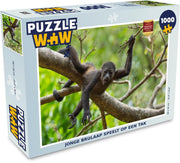 Puzzel 1000 stukjes volwassenen Brulaap 1000 stukjes - Jonge brulaap speelt op een tak puzzel 1000 stukjes  - PuzzleWow heeft +100000 puzzels