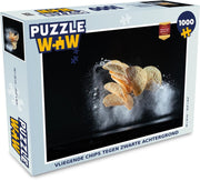 Puzzel 1000 stukjes volwassenen Eten in beweging 1000 stukjes - vliegende chips tegen zwarte achtergrond  - PuzzleWow heeft +100000 puzzels