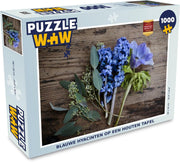 Puzzel 1000 stukjes volwassenen Hyacint  1000 stukjes - Blauwe hyacinten op een houten tafel puzzel 1000 stukjes  - PuzzleWow heeft +100000 puzzels