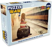 Puzzel 1000 stukjes volwassenen Koffer 1000 stukjes - Meisje op een koffer bij het spoor  - PuzzleWow heeft +100000 puzzels