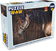 Puzzel 1000 stukjes volwassenen Andalusiër Paard 1000 stukjes - Andalusisch paard voor een houten achtergrond  - PuzzleWow heeft +100000 puzzels