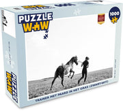 Puzzel 1000 stukjes volwassenen Paarden in zwart wit 1000 stukjes - Trainer met paard in het gras (zwart-wit)  - PuzzleWow heeft +100000 puzzels