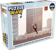 Puzzel 1000 stukjes volwassenen Ballet  1000 stukjes - Dansende vrouw op het dak van een gebouw  - PuzzleWow heeft +100000 puzzels