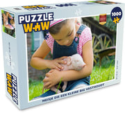 Puzzel 1000 stukjes volwassenen Kinderen en Dieren 1000 stukjes - Meisje die een kleine big vasthoudt  - PuzzleWow heeft +100000 puzzels