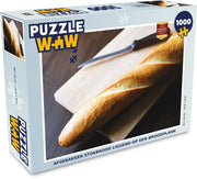 Puzzel - Puzzel 1000 stukjes volwassenen - Afgebakken stokbrood liggend op een broodplank - Legpuzzel