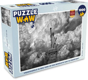 Puzzel 1000 stukjes volwassenen New York Luxurydeco 1000 stukjes - Vrijheidsbeeld in New York op een bewolkte dag in zwart-wit puzzel 1000 stukjes  - PuzzleWow heeft +100000 puzzels