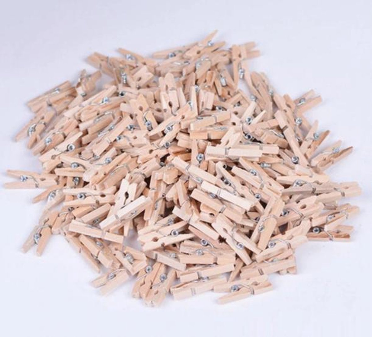 Kleine houten mini knijpers - 50 STUKS - Knijpertjes - Fotoknijpers - Geboorte wasknijpers - 2.5 CM - Kaartknijpers - Foto knijpers - Knijper om foto's aan op te hangen - Fotohouder - Knijpers - Wasknijpers - Kerstkaart hangers - Polaroid - Decoratie