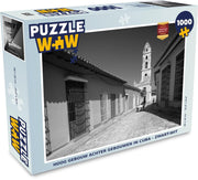 Puzzel 1000 stukjes volwassenen Uitsnede Cuba 1000 stukjes - Hoog gebouw achter gebouwen in Cuba - zwart-wit  - PuzzleWow heeft +100000 puzzels