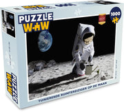 Puzzel 1000 stukjes volwassenen Ruimtereiziger 1000 stukjes - Tuinierende ruimtereiziger op de maan  - PuzzleWow heeft +100000 puzzels