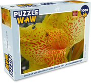 Puzzel 1000 stukjes volwassenen De Canna 1000 stukjes - Close-up van een gele Canna bloem met lieveheersbeestje  - PuzzleWow heeft +100000 puzzels