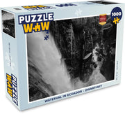 Puzzel 1000 stukjes volwassenen Uitsneden Ecuador 1000 stukjes - Waterval in Ecuador - zwart-wit  - PuzzleWow heeft +100000 puzzels