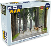 Puzzel 1000 stukjes volwassenen Husky 1000 stukjes - Vier husky's tussen de bomen  - PuzzleWow heeft +100000 puzzels