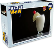 Puzzel 1000 stukjes volwassenen Pina Colada 1000 stukjes - Een pina colada met een ananas en kers tegen een donkere achtergrond  - PuzzleWow heeft +100000 puzzels