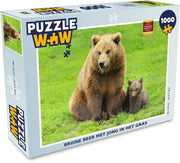 Puzzel 1000 stukjes volwassenen Dierenfamilies 1000 stukjes - Bruine beer met jong in het gras  - PuzzleWow heeft +100000 puzzels