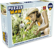 Puzzel 1000 stukjes volwassenen Tuinieren 1000 stukjes - Jonge vrouw controleert geplante bloemen puzzel 1000 stukjes  - PuzzleWow heeft +100000 puzzels