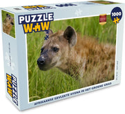 Puzzel 1000 stukjes volwassenen Hyena 1000 stukjes - Afrikaanse gevlekte hyena in het groene gras  - PuzzleWow heeft +100000 puzzels