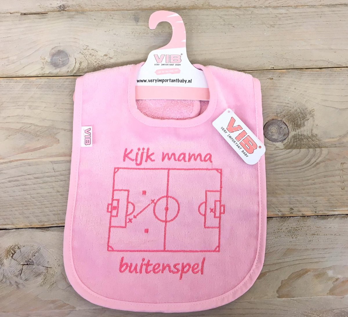 Slabbetje VIB voetbal kijk mama buitenspel in roze