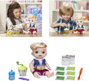 Baby pop jongen blond heeft honger. Verzorgen en eten geven