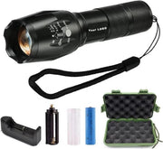 OhmyGoods Militaire Zaklamp met Batterij & Oplader - Waterbestendig - Zoom Functie - LED lamp - Oplaadbaar - Inclusief Reiskoffer